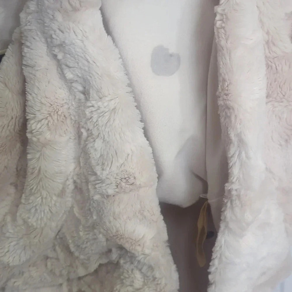 Maeve Faux fur tee from Anthropologie Size M - Picture 5 of 6